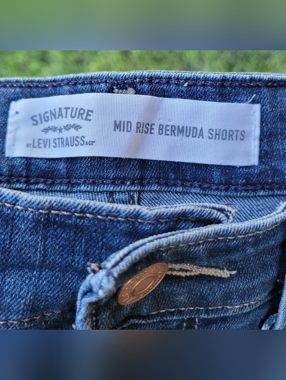 Levi's Mid Rise Bermuda Shorts Rolled Hem Size 12, Measures 32W - Picture 3 of 5